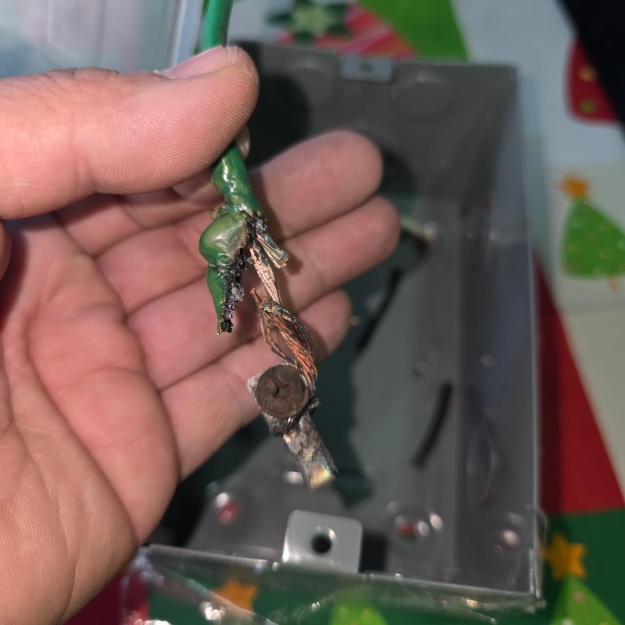 Cable eléctrico quemado y derretido